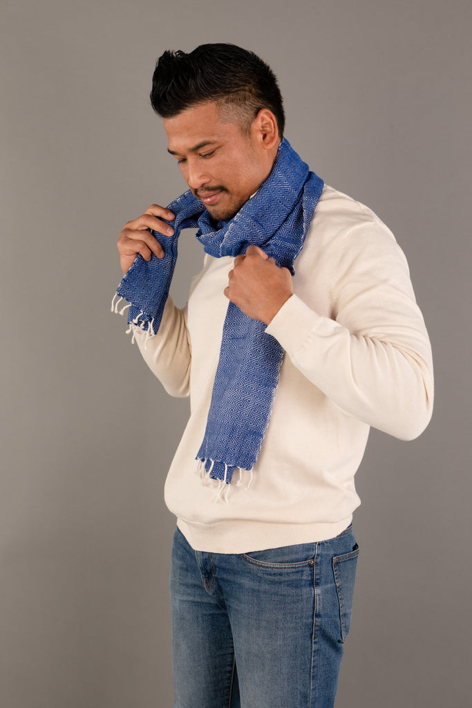 Le Petit Krama Chaud Bleu Roi dans son écrin en feuille de palmier - Homme