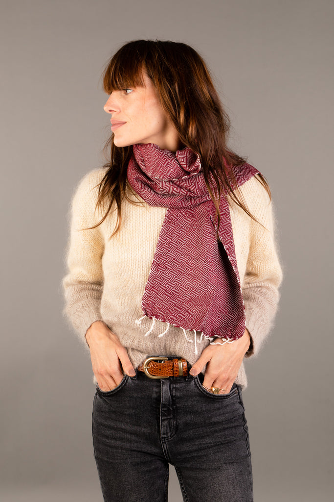 Le Petit Krama Chaud Bordeaux dans son écrin en feuille de palmier - Femme