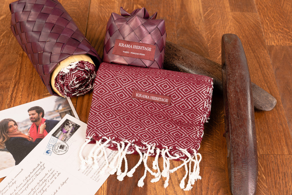 Le Petit Krama Chaud Bordeaux dans son écrin en feuille de palmier - Femme