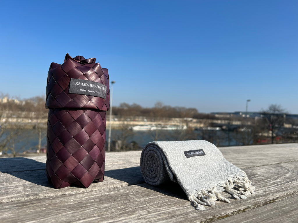 Le Petit Krama Chaud Gris Perle dans son écrin en feuille de palmier (couleur naturelle) - Homme