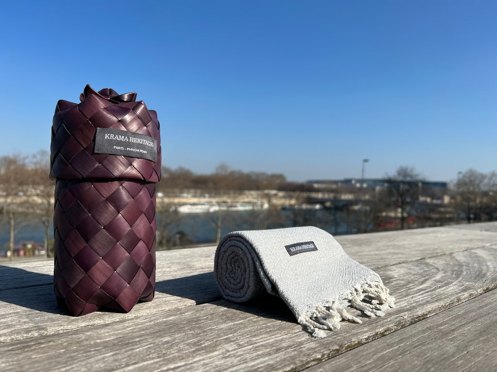 Le Petit Krama Chaud Gris Perle dans son écrin en feuille de palmier (couleur naturelle) - Femme