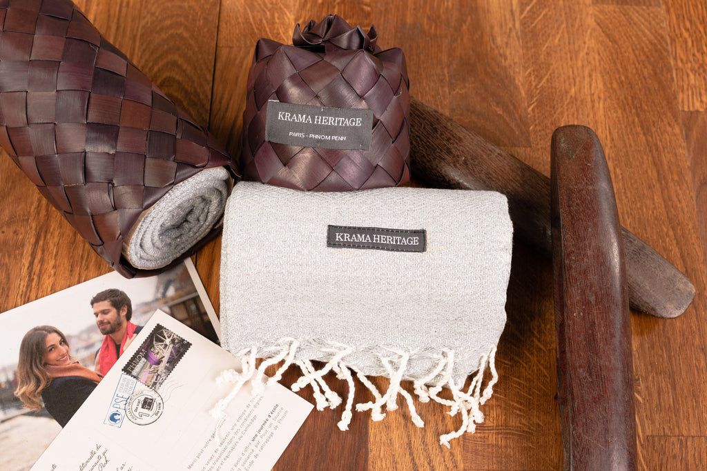 Le Petit Krama Chaud Gris Perle dans son écrin en feuille de palmier (couleur naturelle) - Homme