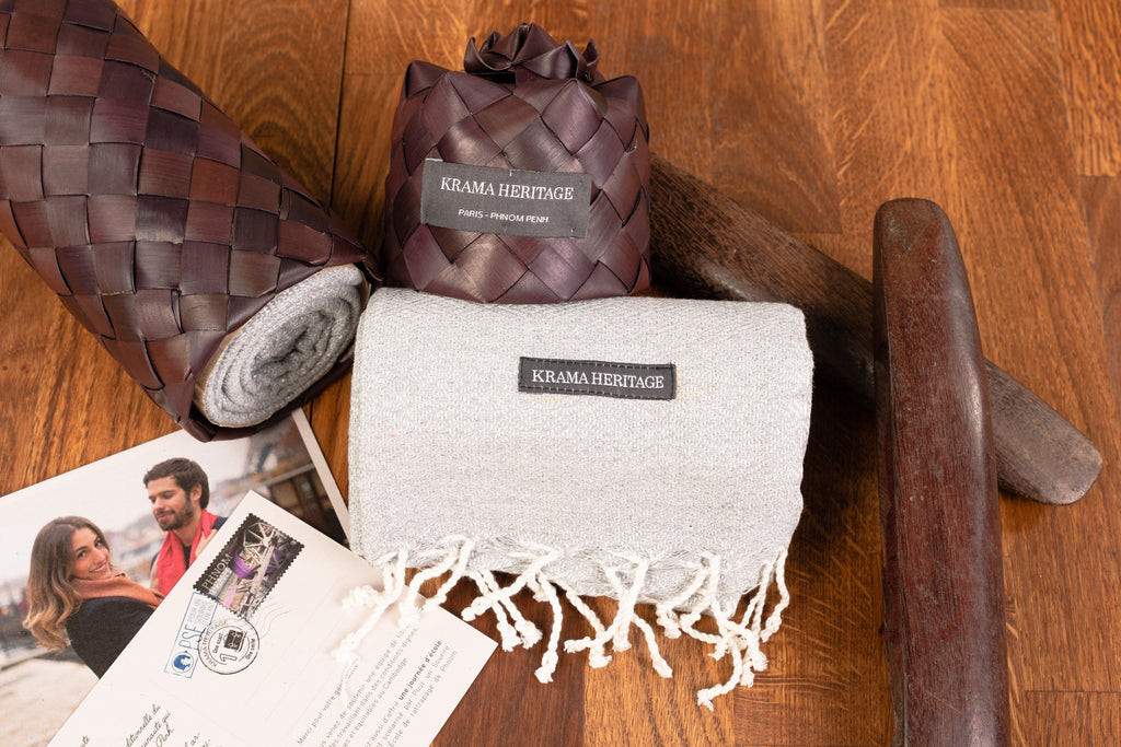 Le Petit Krama Chaud Gris Perle dans son écrin en feuille de palmier (couleur naturelle) - Femme