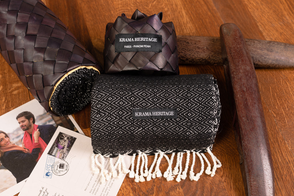 Le Petit Krama Chaud Noir Ebène dans son écrin en feuille de palmier - Homme