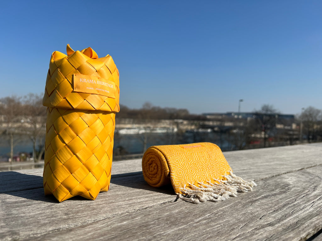 Le Petit Krama Chaud Or dans son écrin en feuille de palmier - Femme