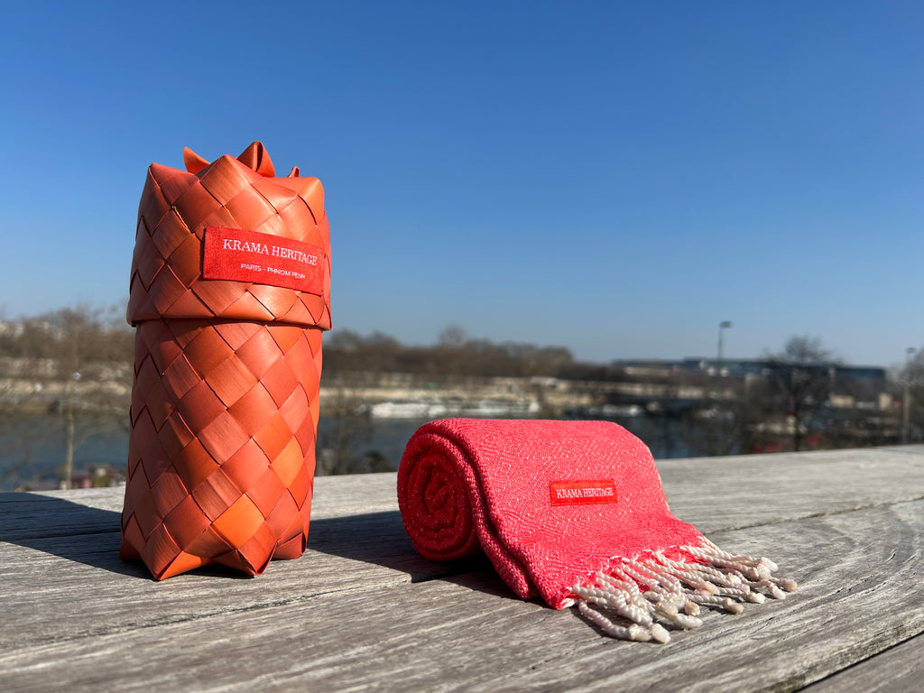 Le Petit Krama Chaud Orange Corail dans son écrin en feuille de palmier - Homme