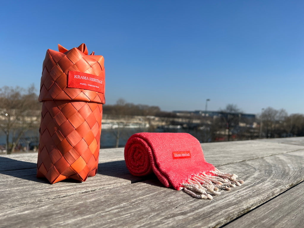 Le Petit Krama Chaud Orange Corail dans son écrin en feuille de palmier - Femme