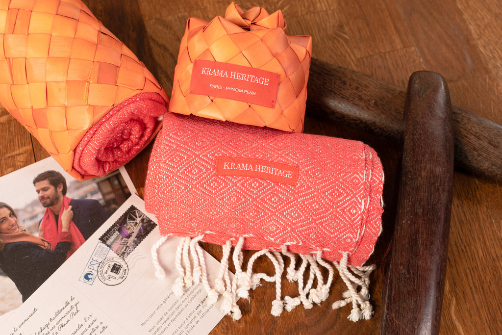 Le Petit Krama Chaud Orange Corail dans son écrin en feuille de palmier - Homme