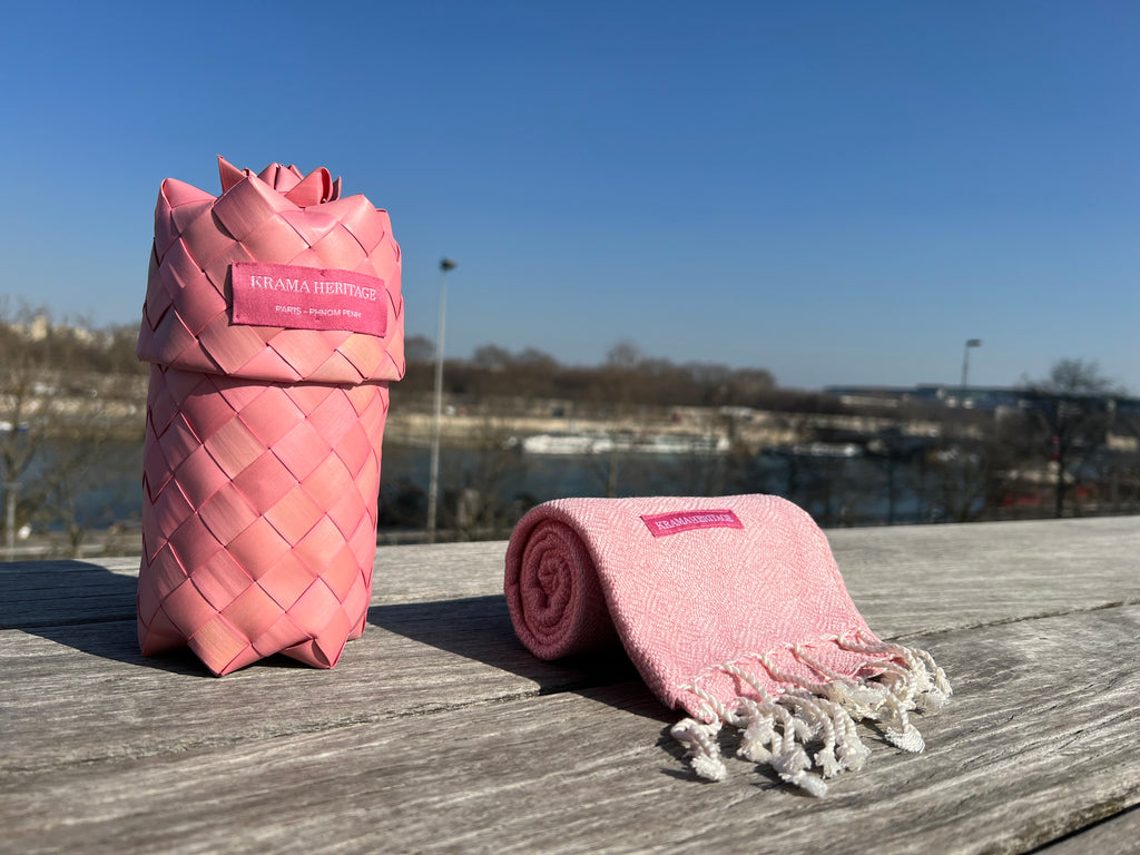 Le Petit Krama Chaud Rose Clair dans son écrin en feuille de palmier - Homme