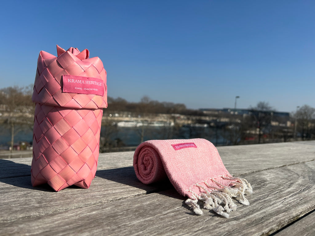 Le Petit Krama Chaud Rose Clair dans son écrin en feuille de palmier - Homme