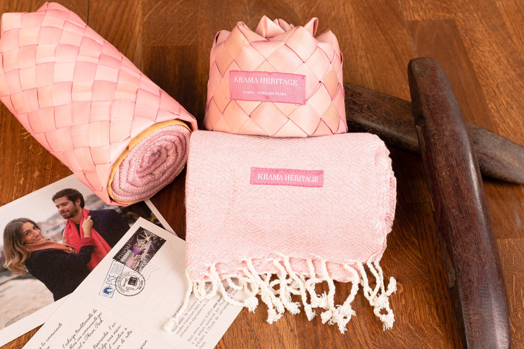 Le Petit Krama Chaud Rose Clair dans son écrin en feuille de palmier - Femme