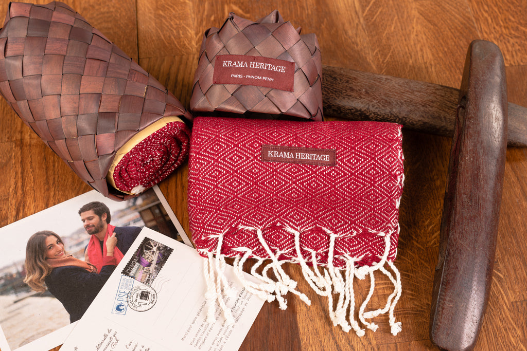 Le Petit Krama Chaud Rouge Brique dans son écrin en feuille de palmier - Homme