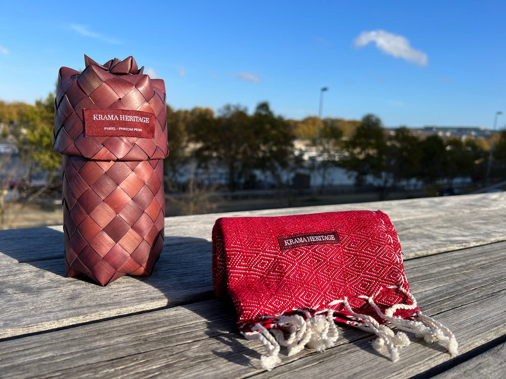 Le Petit Krama Chaud Rouge Brique dans son écrin en feuille de palmier - Homme