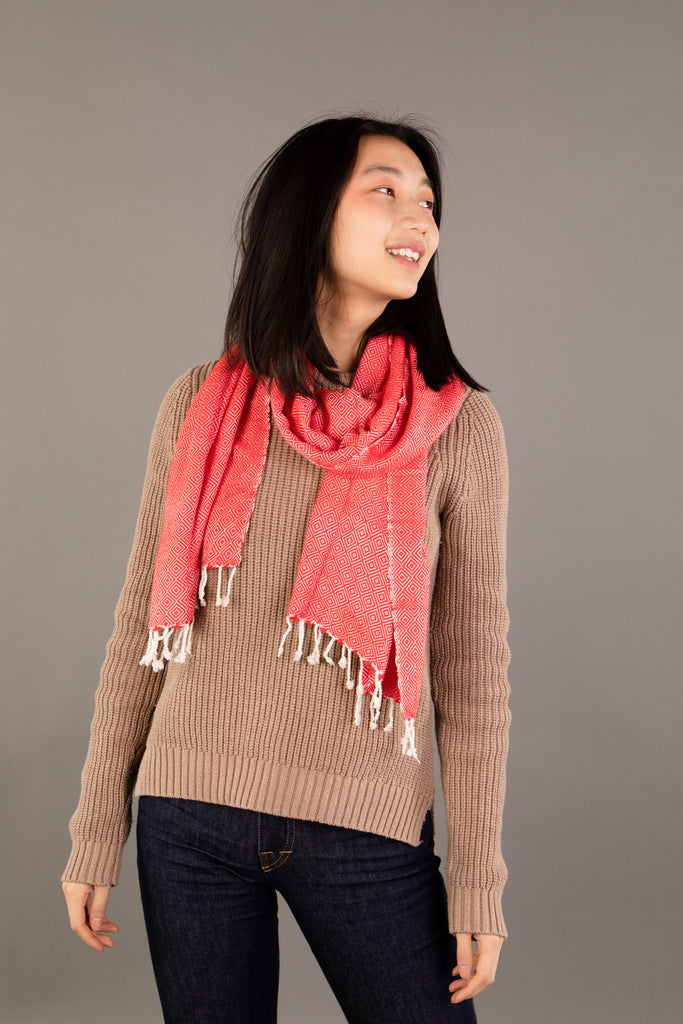 Le Petit Krama Chaud Rouge Coquelicot dans son écrin en feuille de palmier - Femme