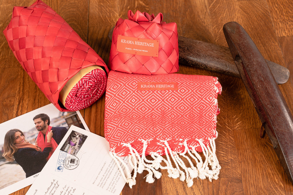 Le Petit Krama Chaud Rouge Coquelicot dans son écrin en feuille de palmier - Femme