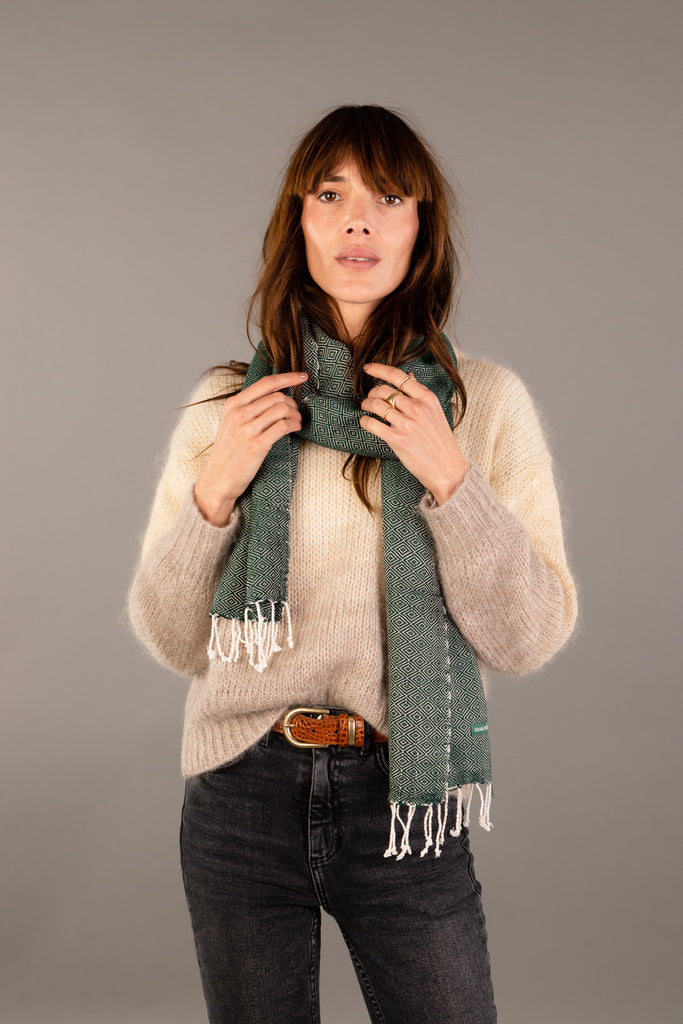 Le Petit Krama Chaud Vert Forêt dans son écrin en feuille de palmier - Femme