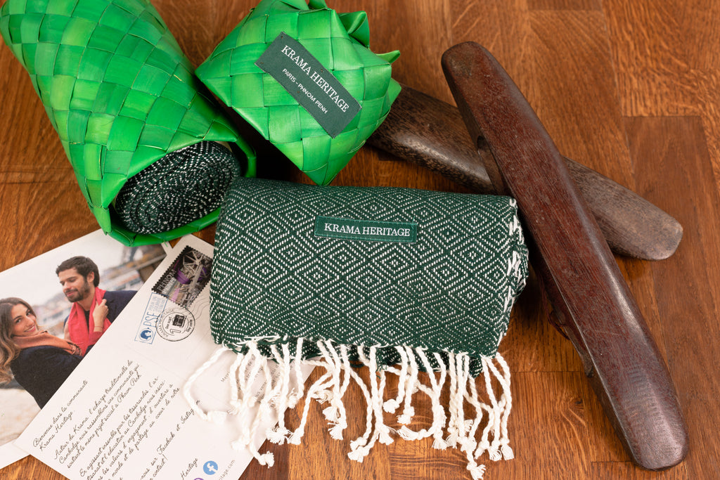 Le Petit Krama Chaud Vert Forêt dans son écrin en feuille de palmier - Homme