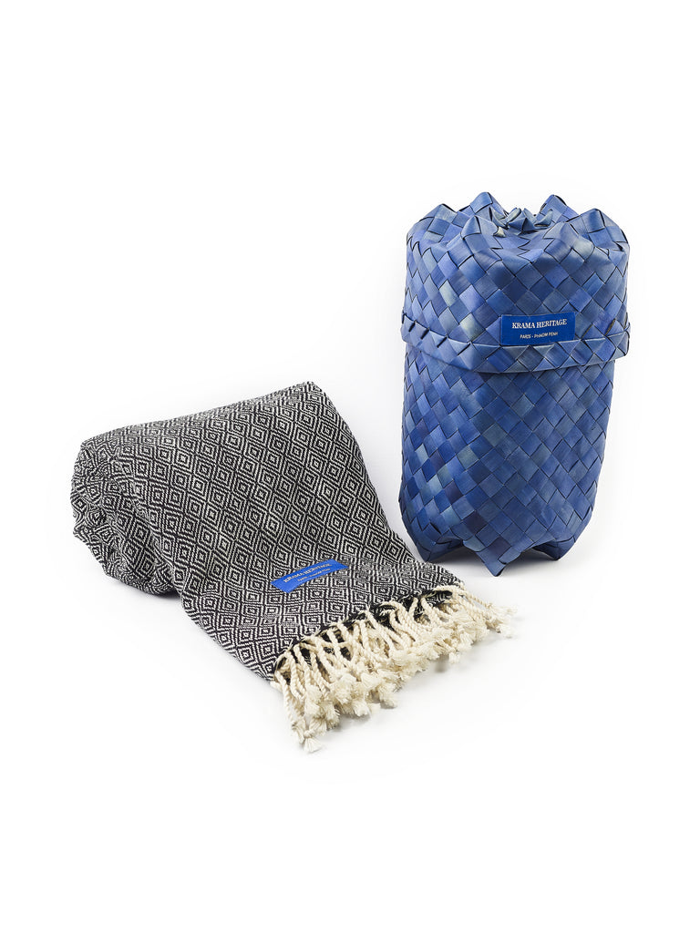 Le Très Grand Krama Chaud Epais Noir Ebène dans son écrin en feuille de palmier (220x110cm - Format Plaid)