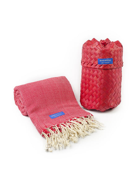 Le Très Grand Krama Chaud Epais Rouge Cerise dans son écrin en feuille de palmier (220x110cm - Format Plaid)