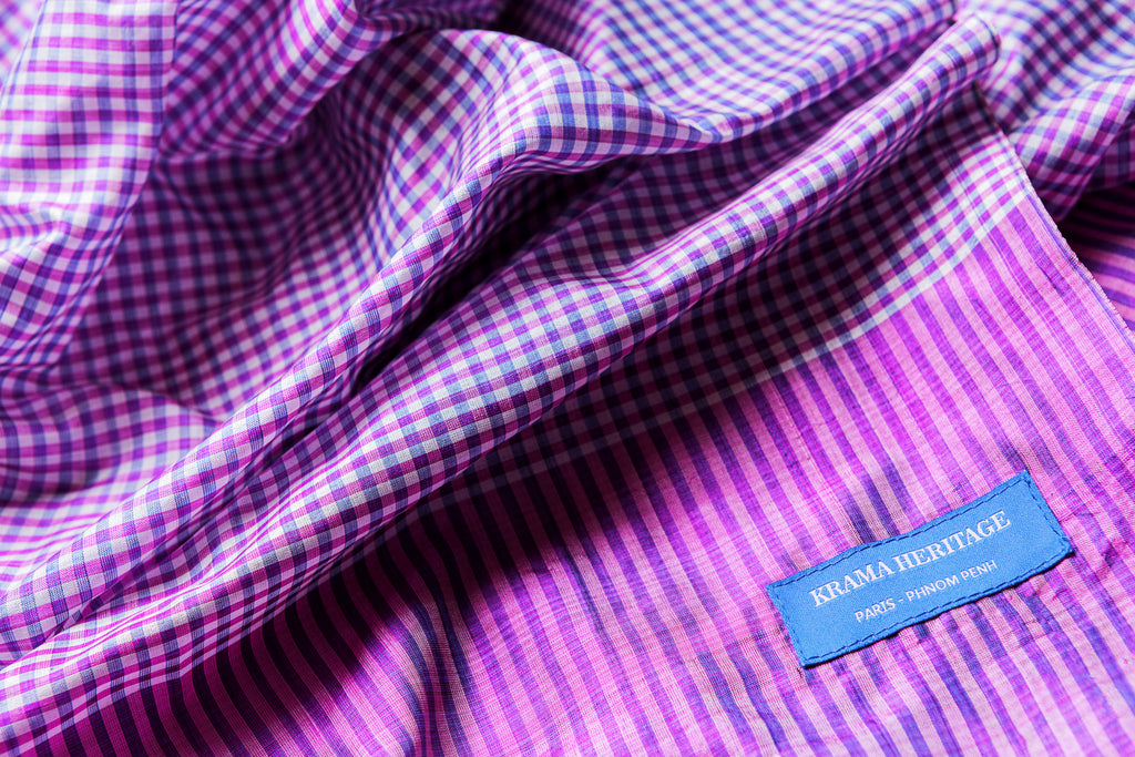 Le Krama Soie Carreaux Rose Rubis dans son écrin en feuille de palmier - Homme