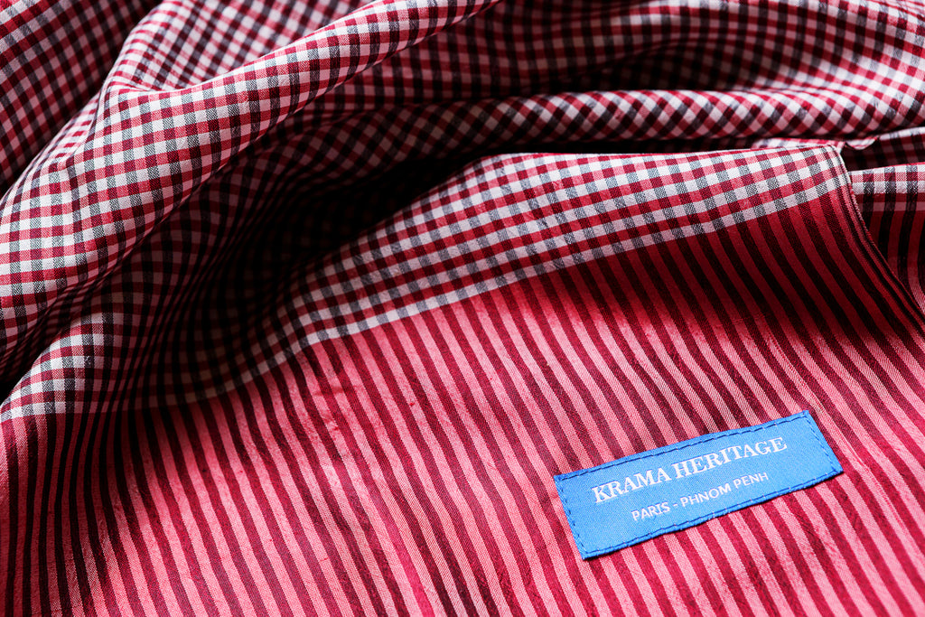 Le Krama Soie Carreaux Terre de Sienne dans son écrin en feuille de palmier - Femme