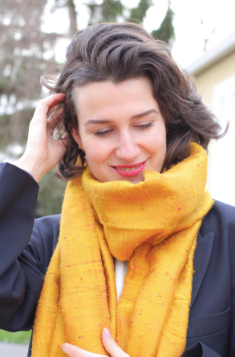 Le Grand Krama Brut Or dans son écrin en feuille de palmier - Femme