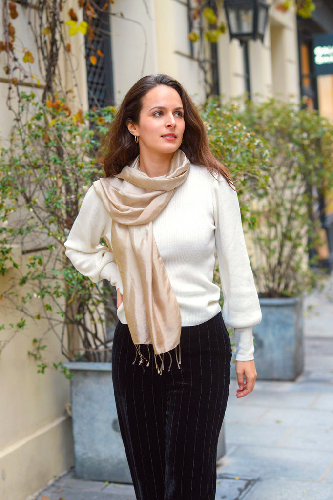 Le Krama Soyeux Sable dans son écrin en feuille de palmier - Femme