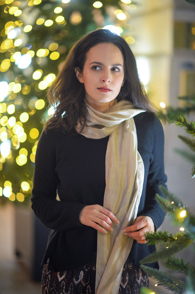 Le Krama Soyeux Sable dans son écrin en feuille de palmier - Femme