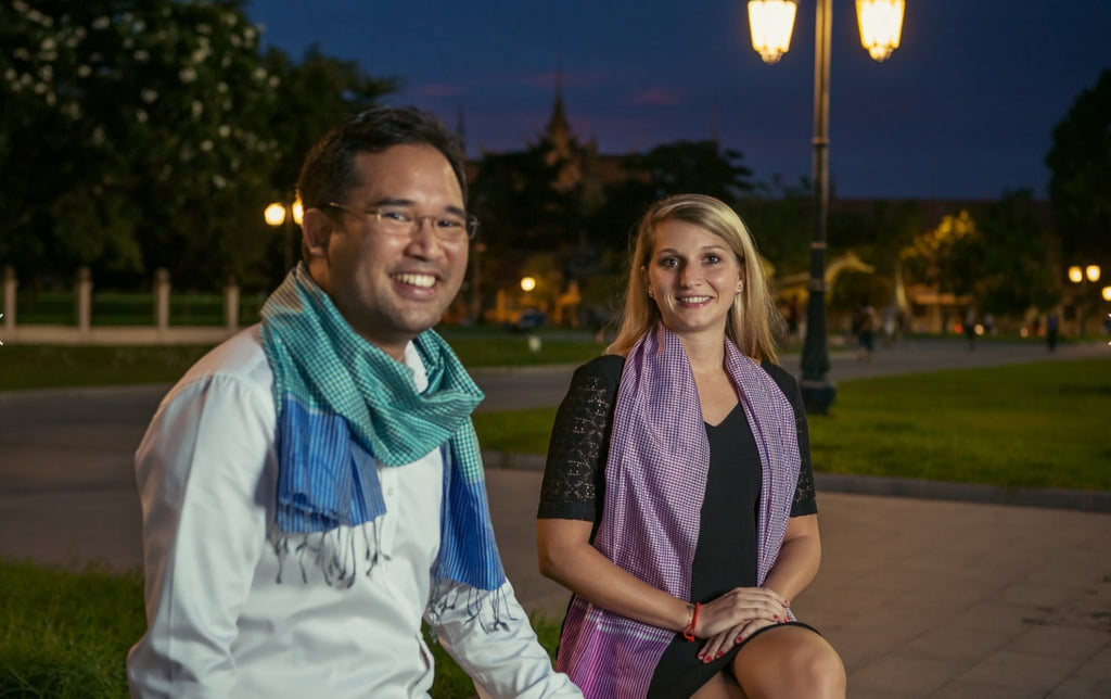 Le Krama Soie Carreaux Rose Rubis dans son écrin en feuille de palmier - Femme