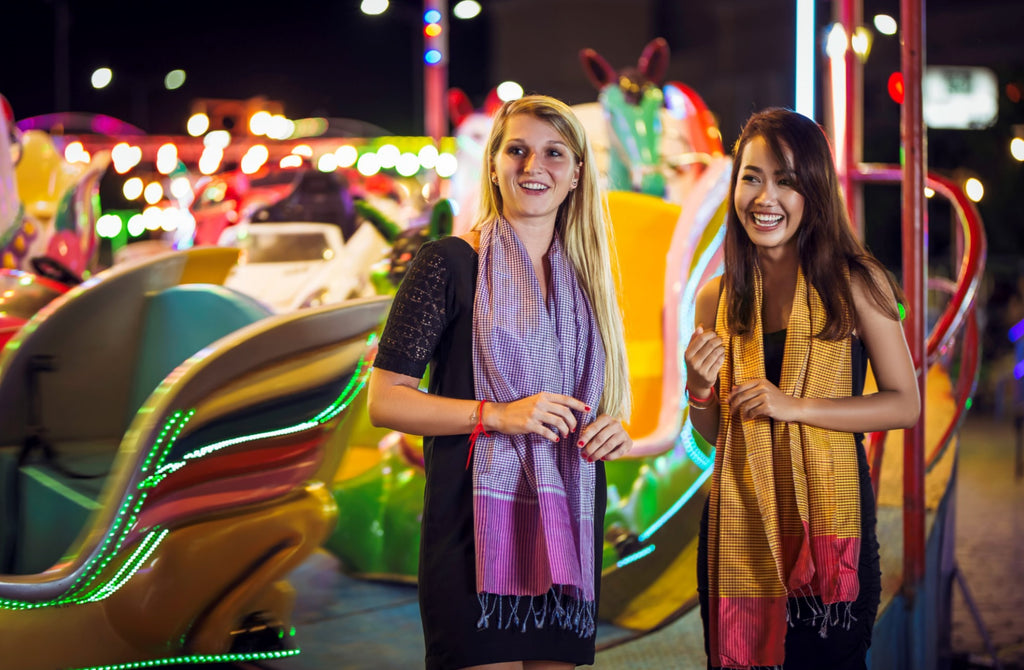 Le Krama Soie Carreaux Rose Rubis dans son écrin en feuille de palmier - Femme