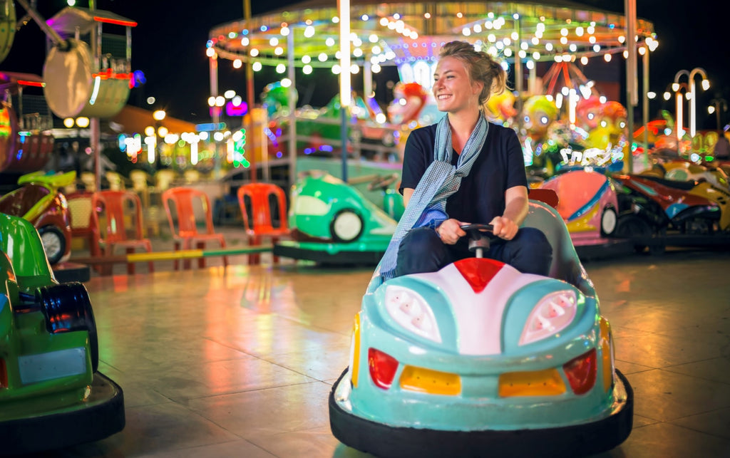 Le Krama Soie Carreaux Turquoise dans son écrin en feuille de palmier - Femme