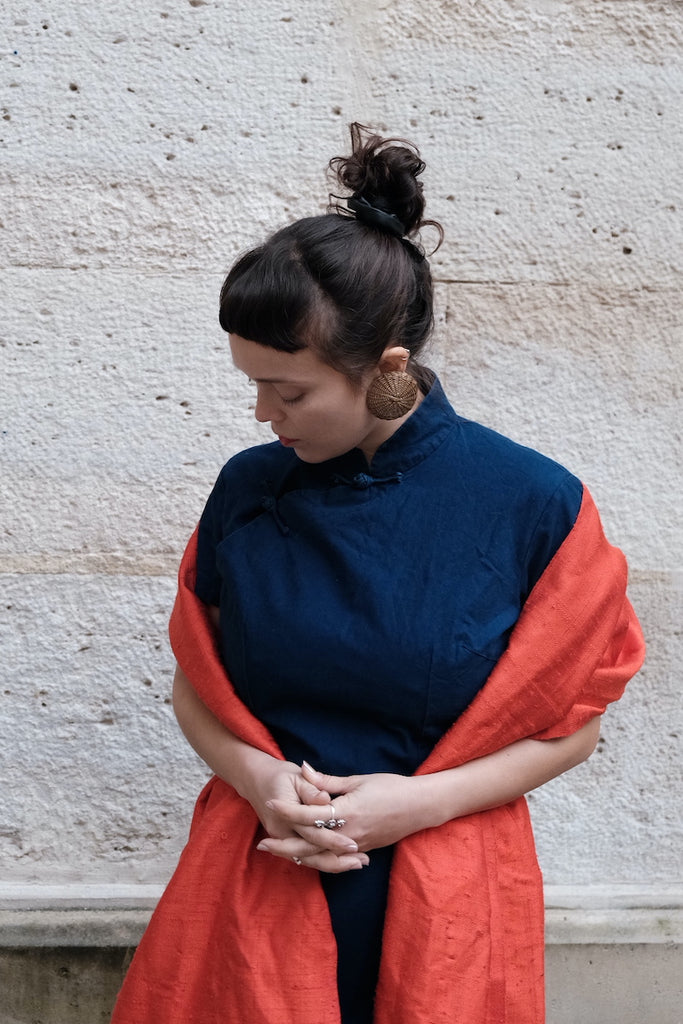 Le Grand Krama Brut Orangé dans son écrin en feuille de palmier - Femme