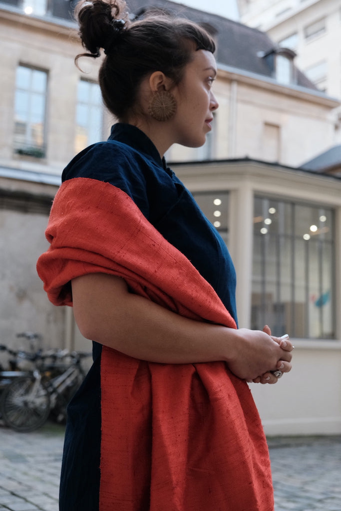 Le Grand Krama Brut Orangé dans son écrin en feuille de palmier - Femme